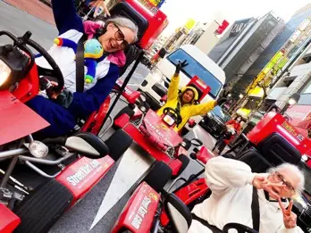 Nenek buyut pergi GoKarting!